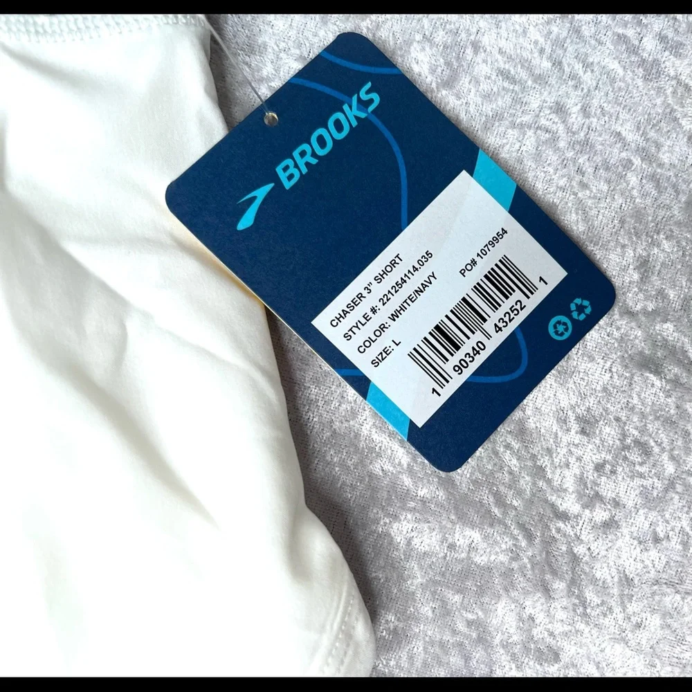 NWT Brooks Running Chaser 3” Shorts - White/Navy, Large